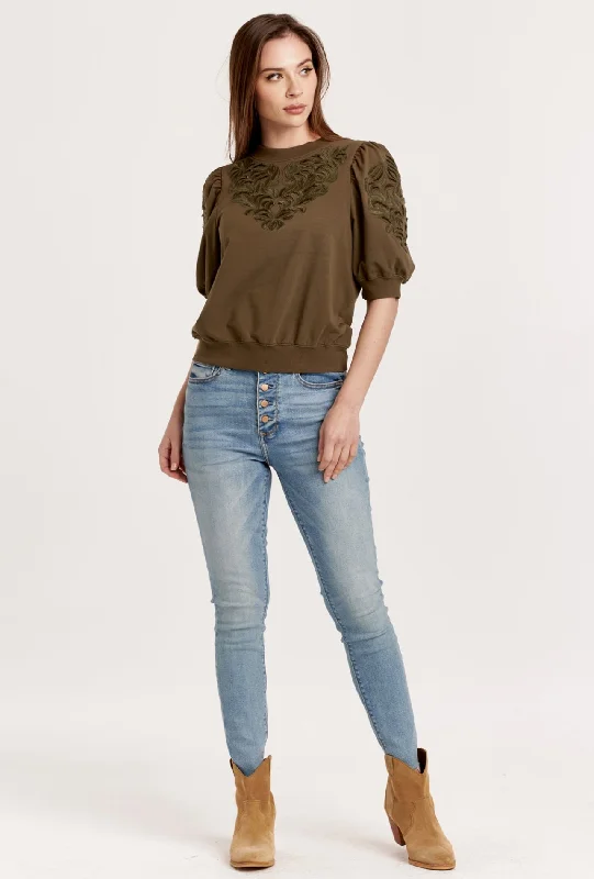 KYLE ELBOW-SLEEVE TOP W/EMBROIDERY